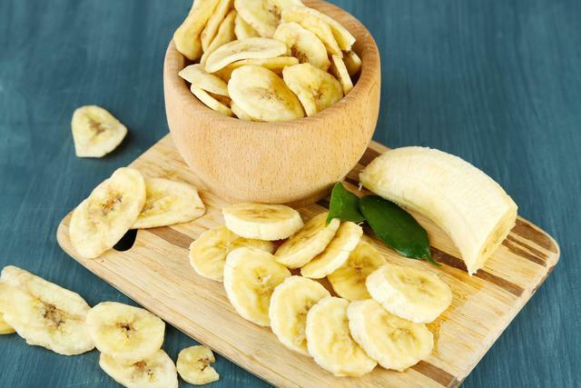 Why are Thai banana chips very popular?