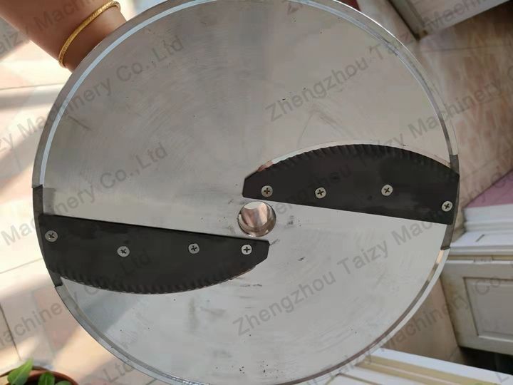 cutting plate for making wavy potato chips